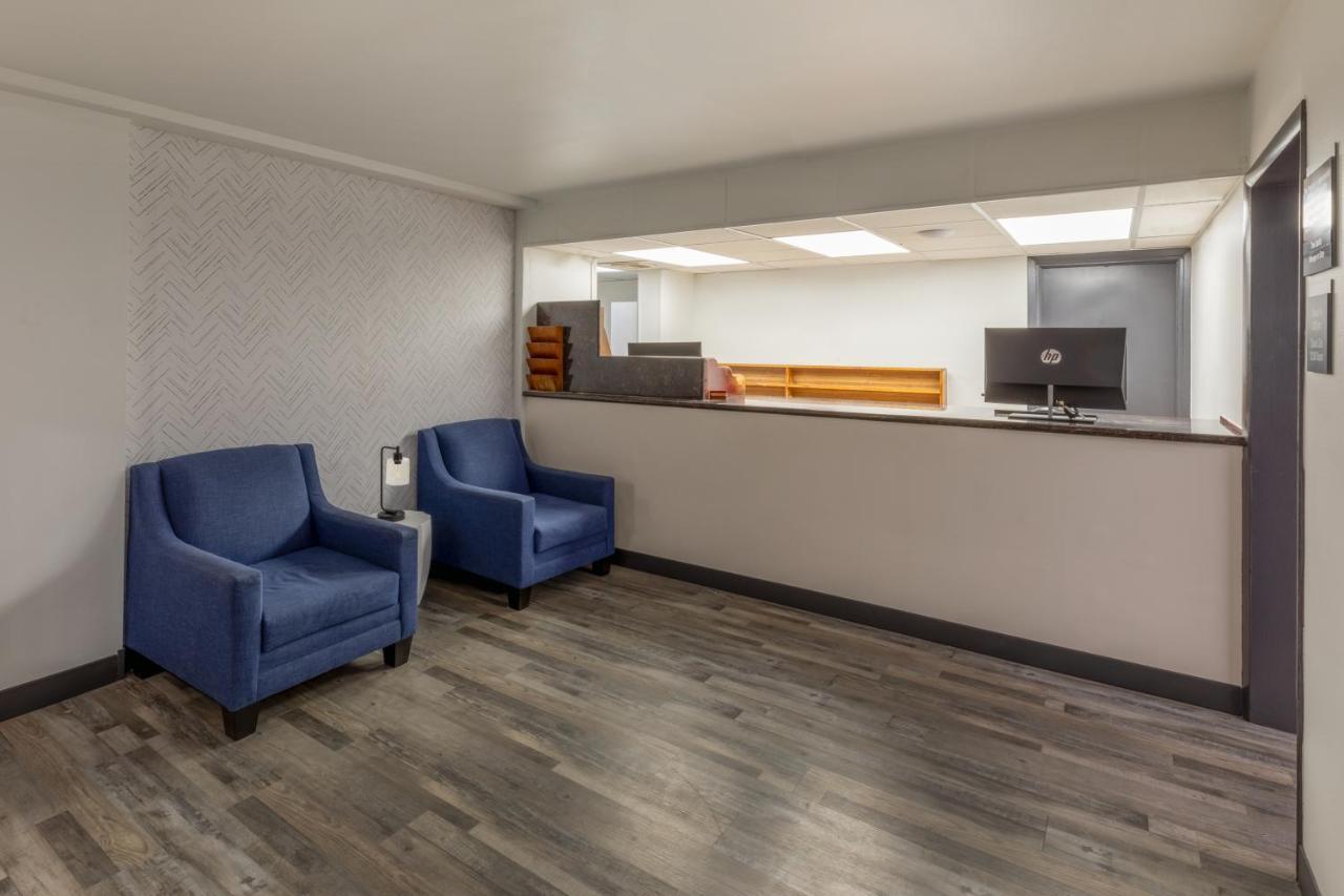 Baymont By Wyndham Laredo Hotel Exterior photo
