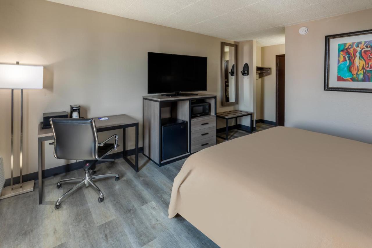 Baymont By Wyndham Laredo Hotel Exterior photo