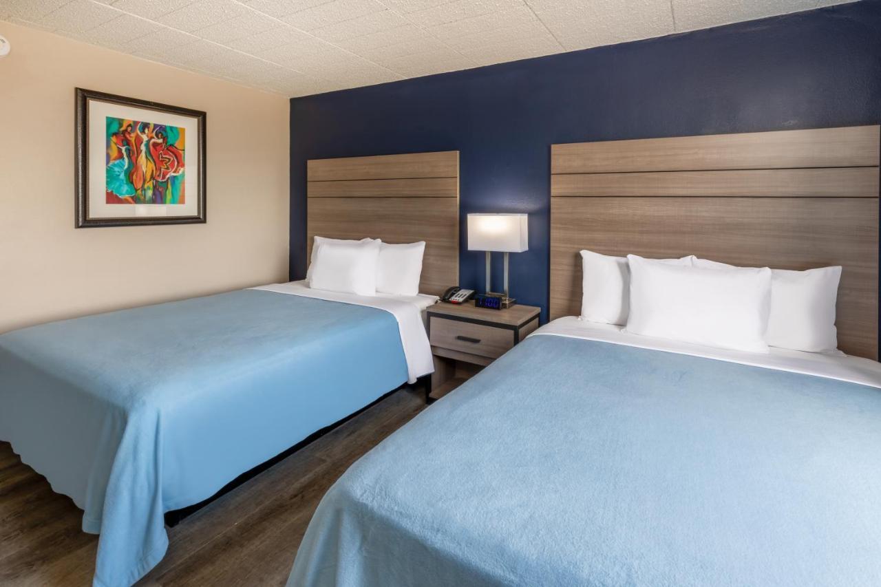 Baymont By Wyndham Laredo Hotel Exterior photo