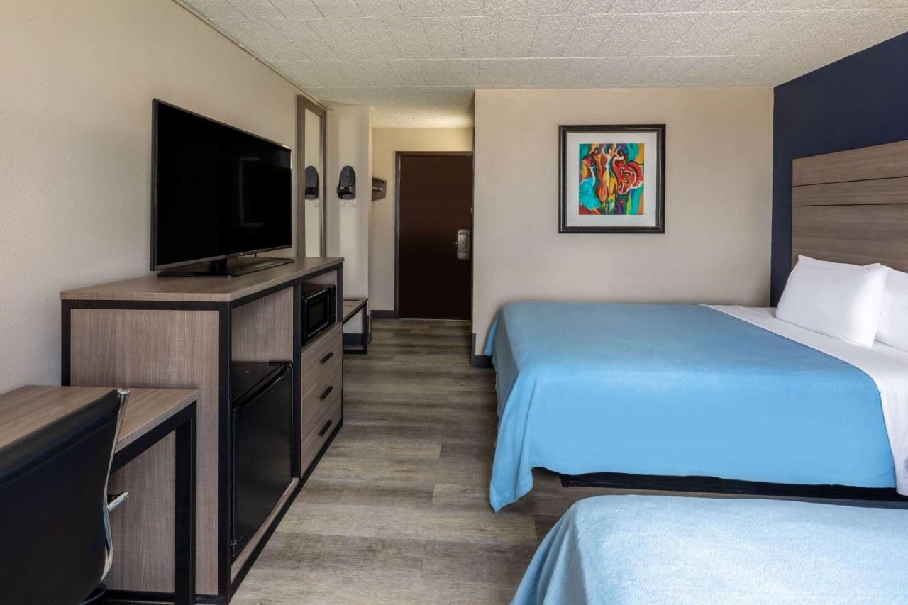 Baymont By Wyndham Laredo Hotel Exterior photo