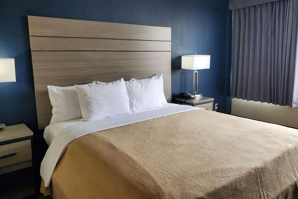 Baymont By Wyndham Laredo Hotel Room photo